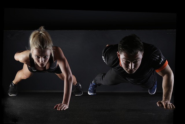 Samenvoeging van cardio, krachttraining, flexibiliteit en de rol van voeding in fitness